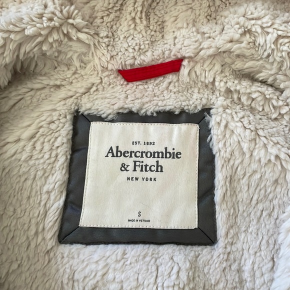 Abercrombie Down Fur Vest - Picture 5 of 5